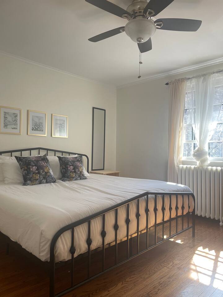 The Ambassador | King Ensuite | Parking | Downtown - 3