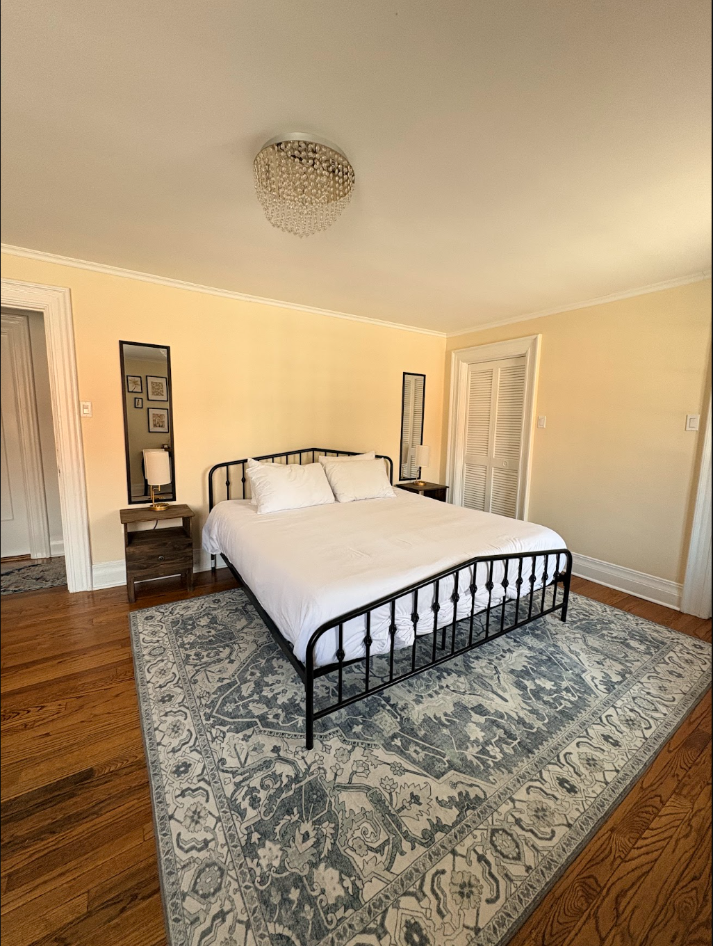The Ambassador | King Ensuite | Parking | Downtown - 3