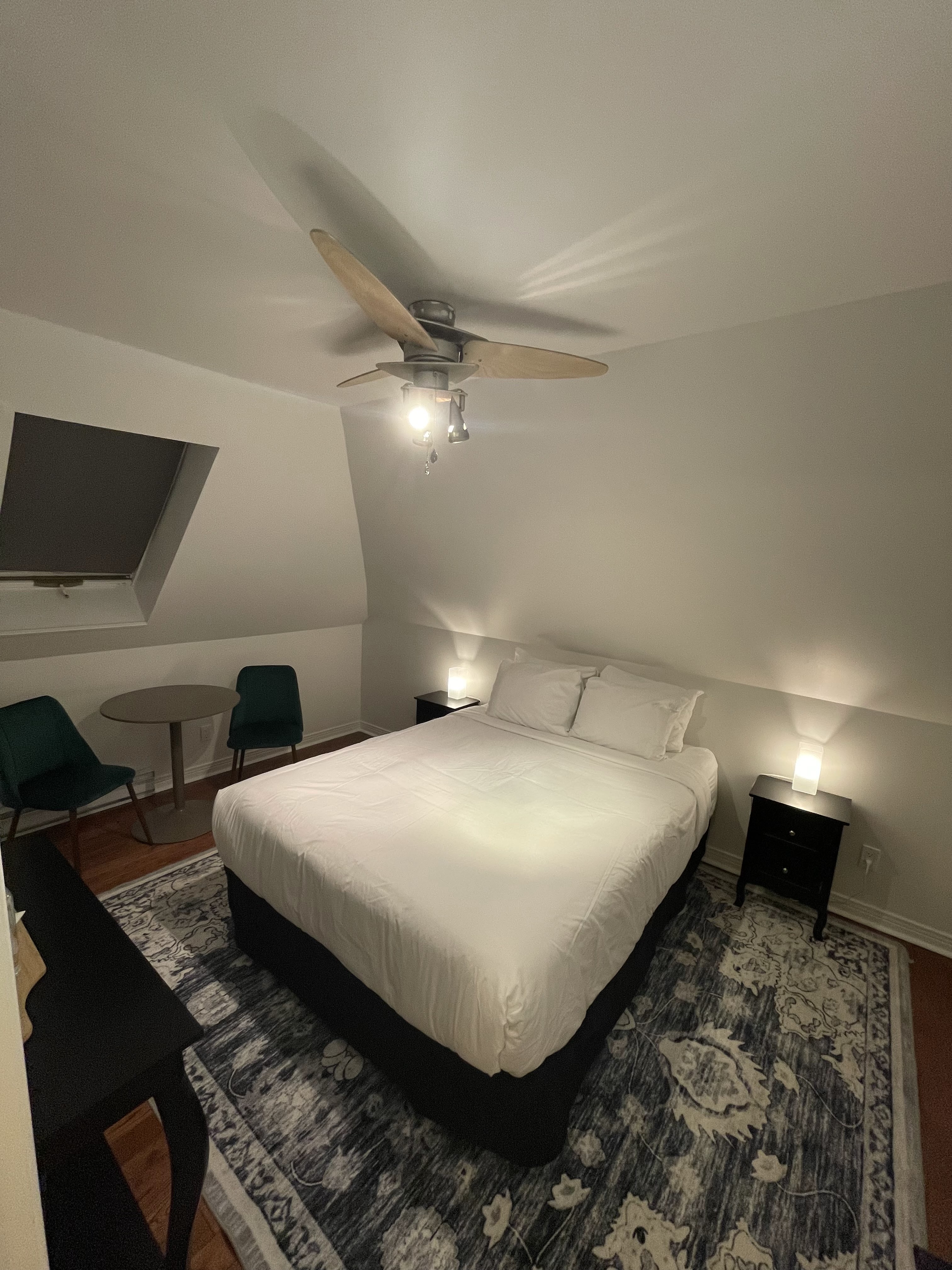Queen Room | Parking | Downtown | Shared Bath - 5