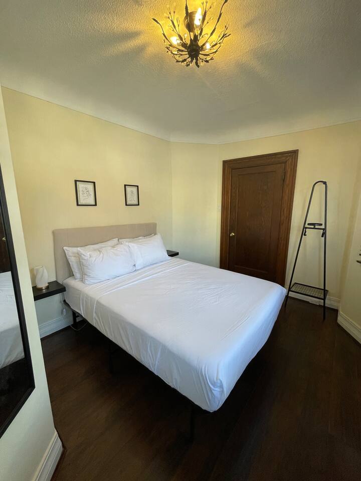 Budget Room | Parking | Downtown | Shared Bath - 1