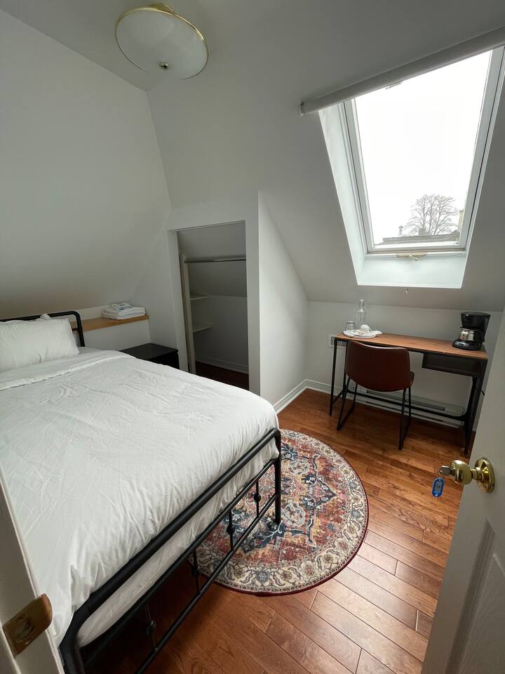 Budget Room | Parking | Downtown | Shared Bath - 6