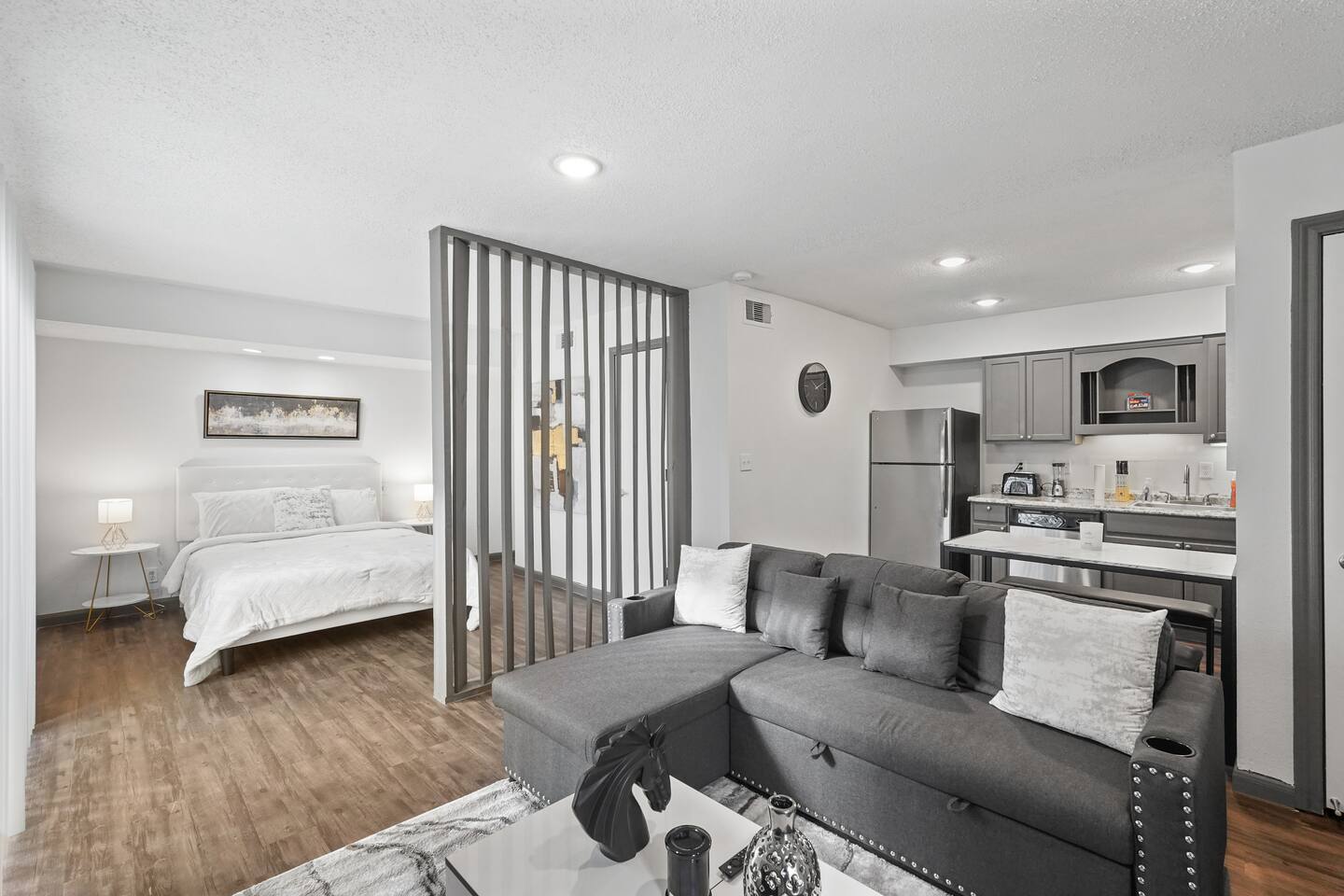Luxe Modern King Studio |Pool & Hot Tub| NRG & TMC