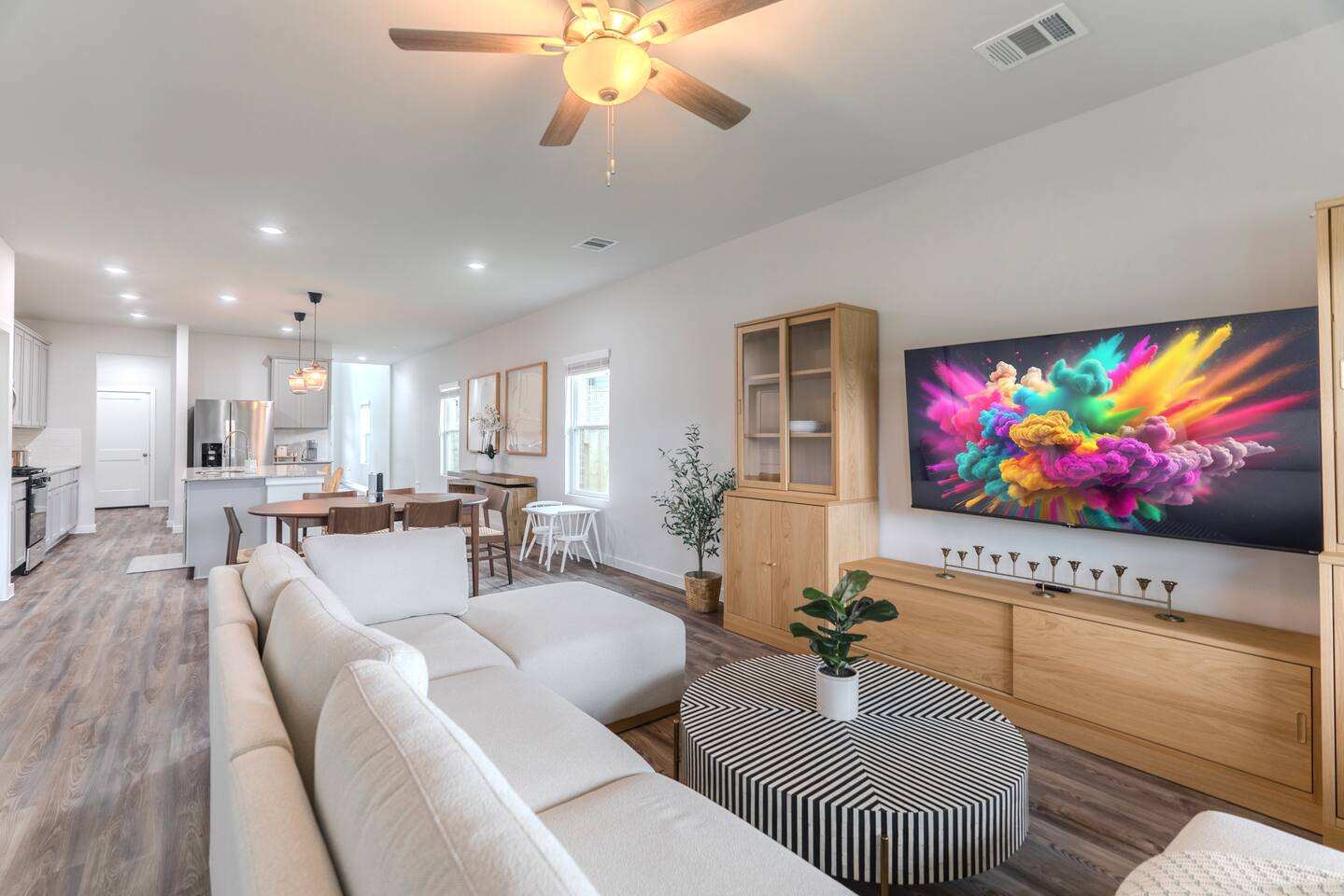 NEW 5 bdr + lake view + playground + BBQ, fits 10!