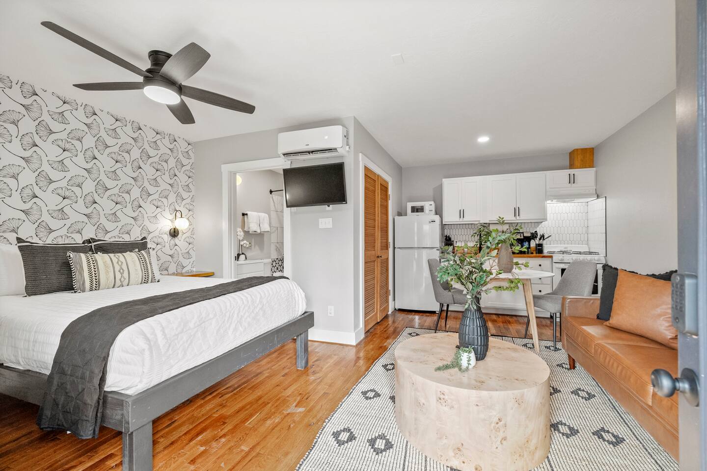 All-In-One - Fully-Equipped Secure Gated Parking! - Apartment