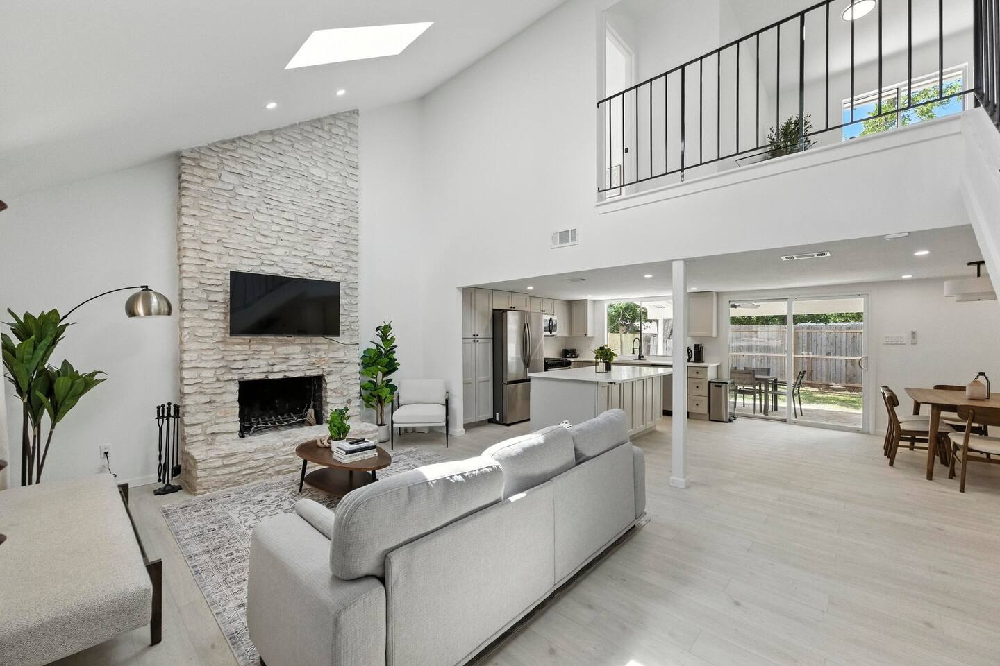 Modern & Bright 3BR Home - Holiday Home