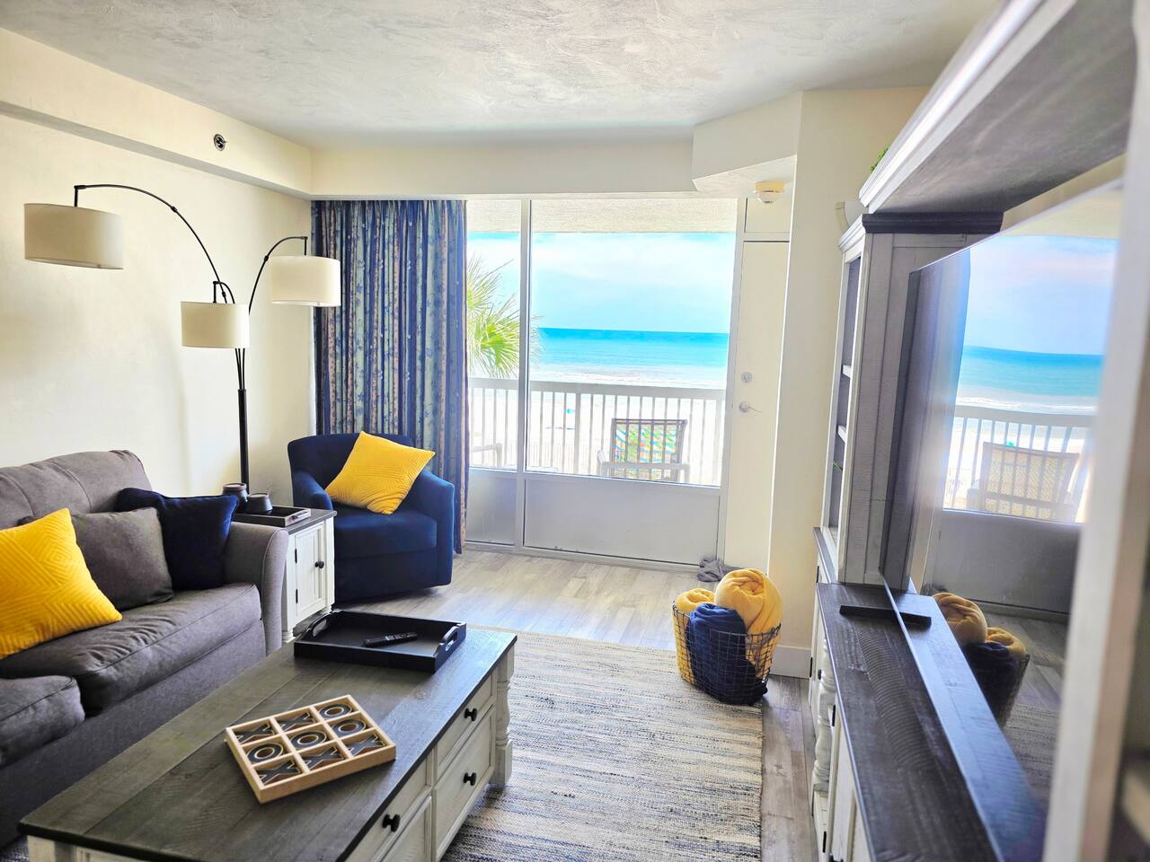 Direct Oceanfront 1 bedroom w/kitchen & balcony