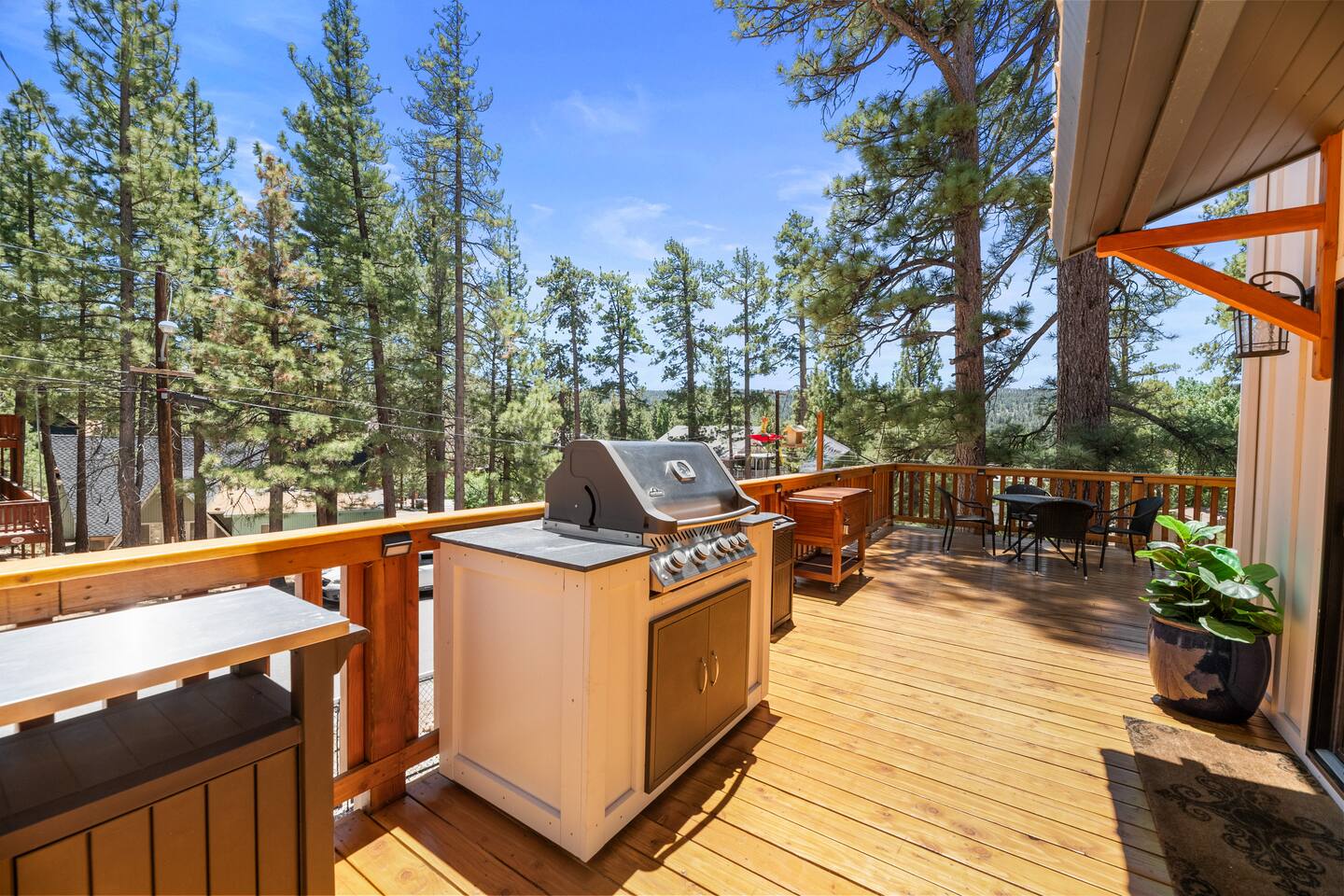 6 Bedroom Across from Lake. Game Room, AC, Hot Tub