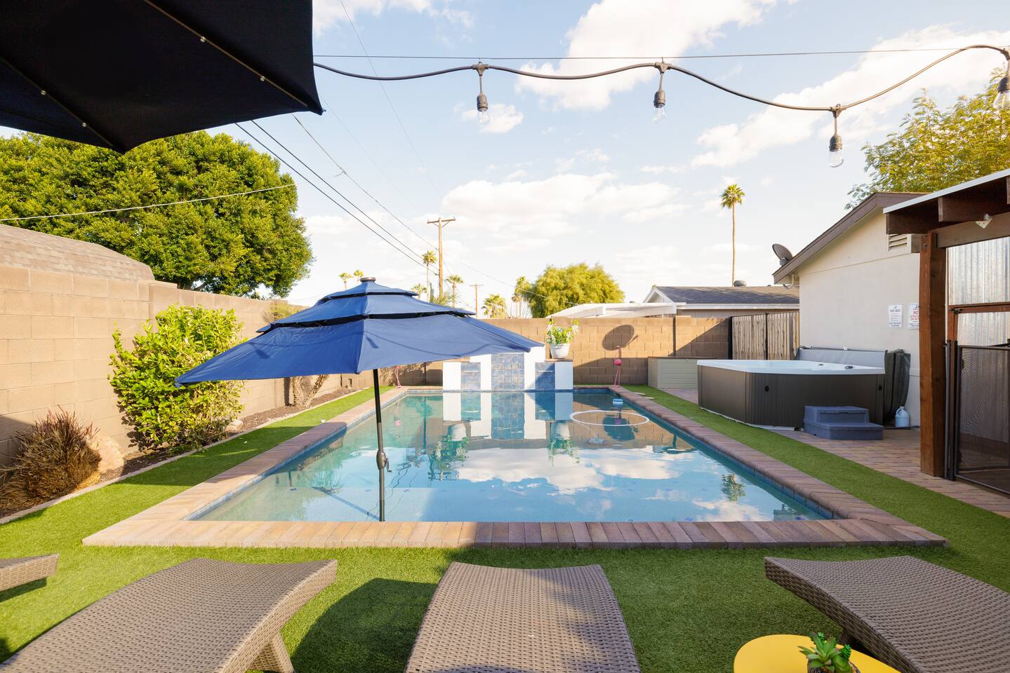 Dog friendly, hot tub, heated pool, pool table!