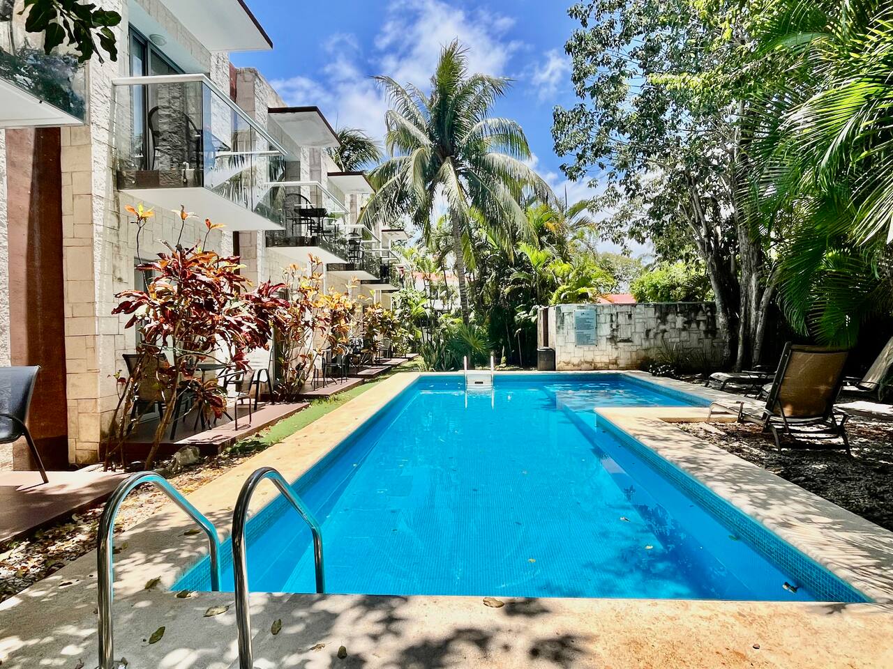 Tropical Garden Loft Near the 5th Ave & the Beach