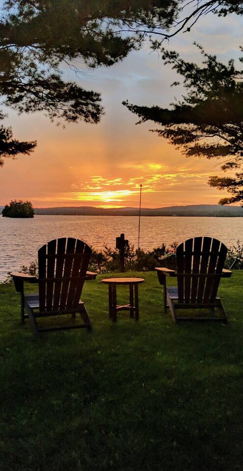 Beautiful 4bd Family Lake House w/ Docks and Views