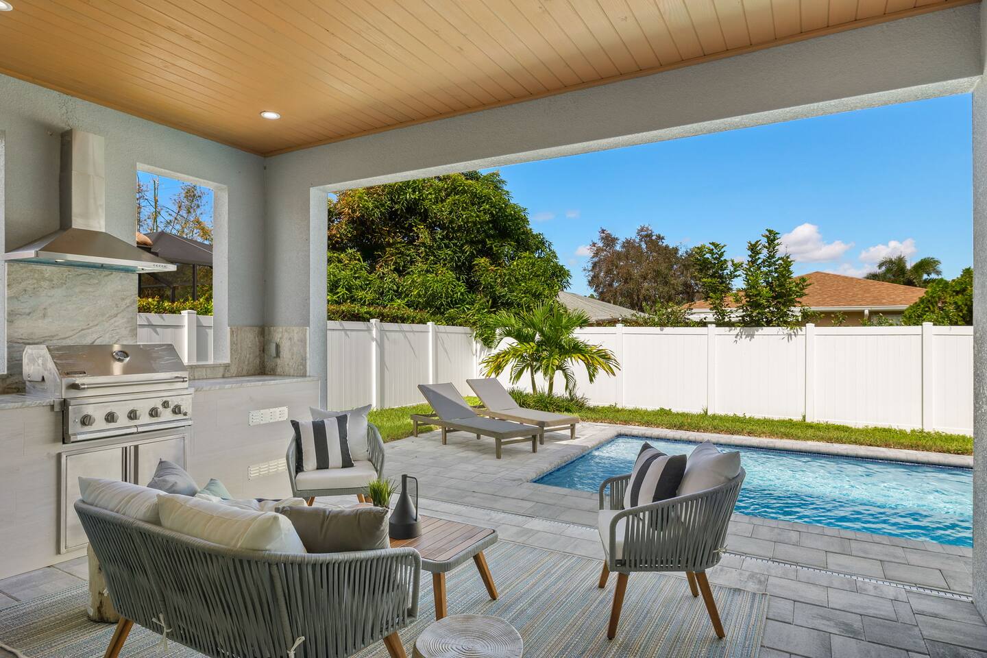 Luxury Suites: Pool:Fast Internet: Close to Beach