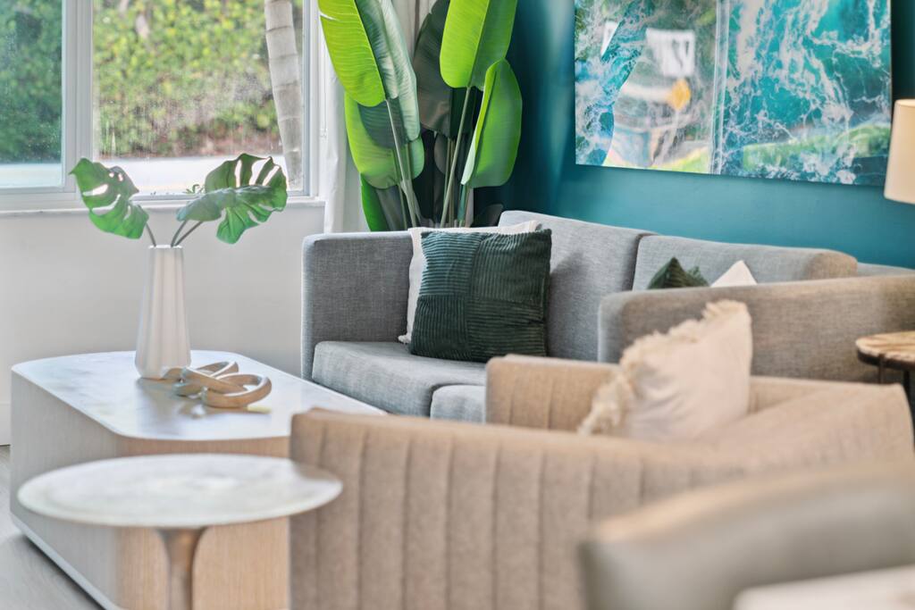 Steps to Beach| Pool, Hot Tub, Gym & BBQ |Sleeps 6