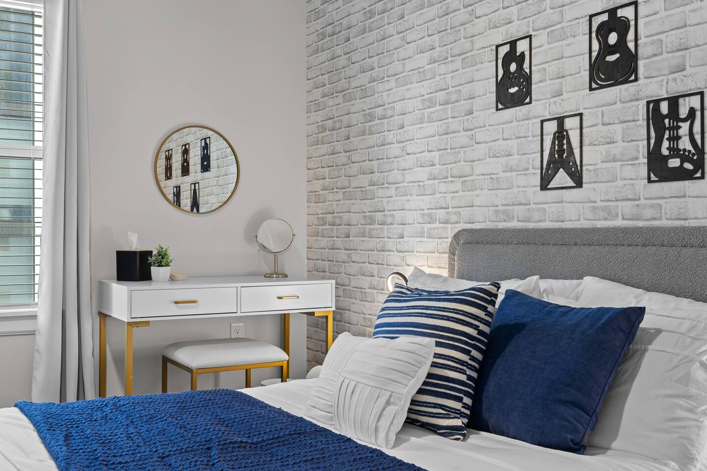 Stylish 2BR w/ Skyline Pool, Walk to Gulch