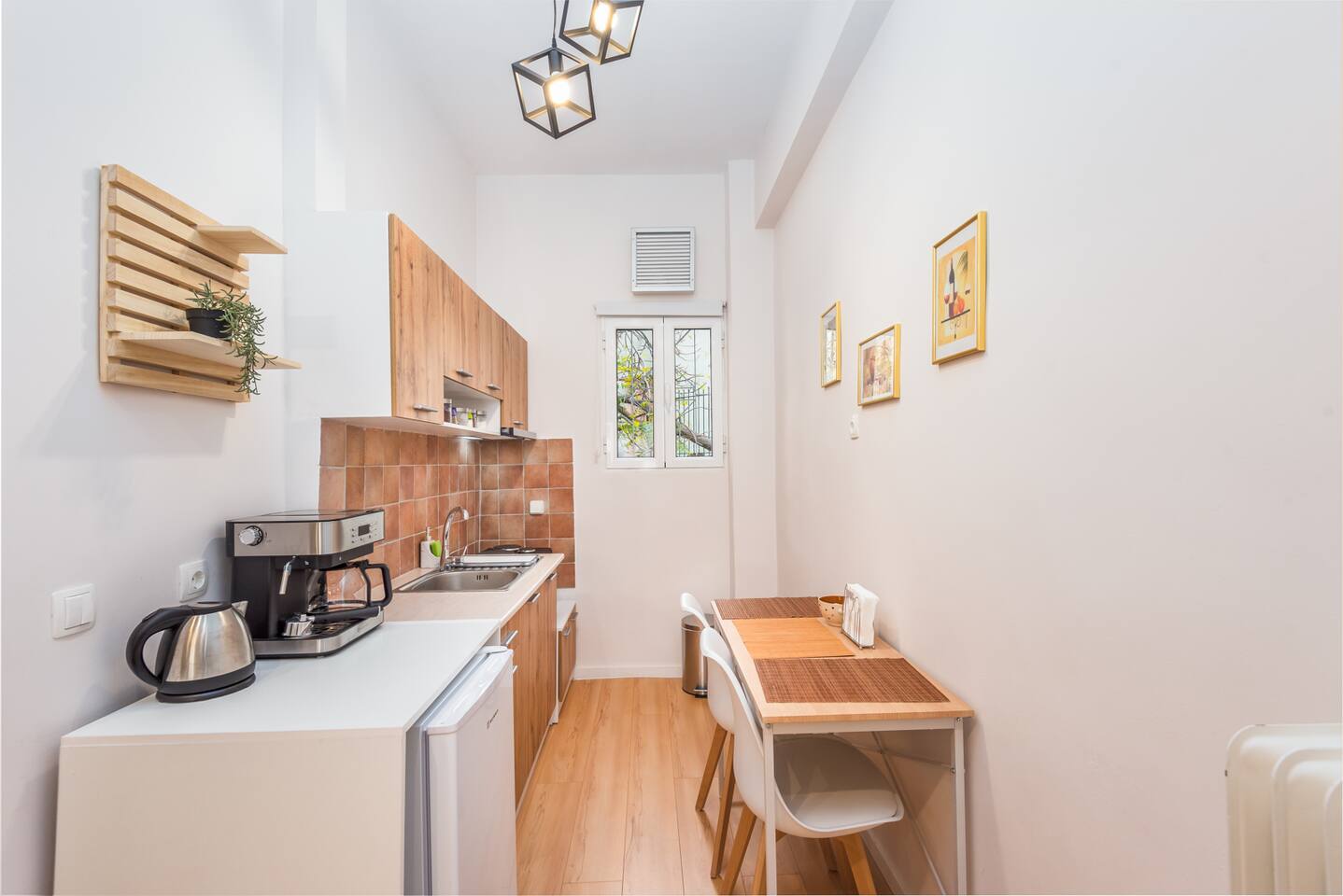 Beautiful central apartment next to the Metro