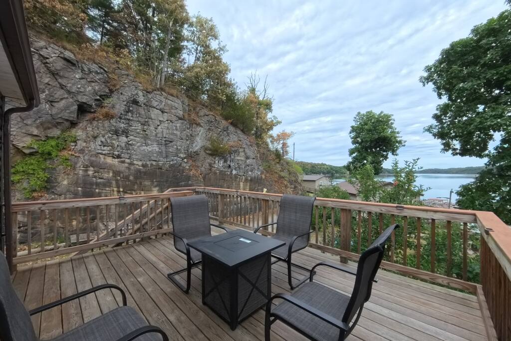 The Modern Lakeview Escape