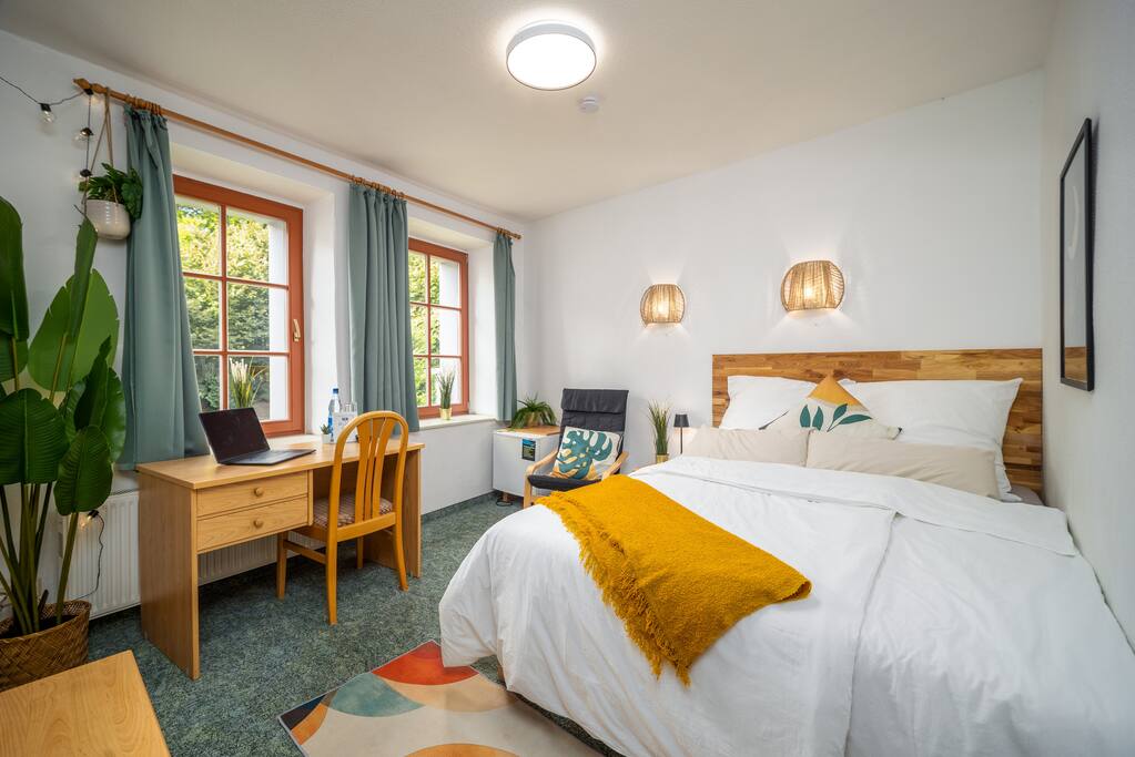 Silber Nest Apartment 4 (mit Schreibtisch und 160x200 cm Bett)