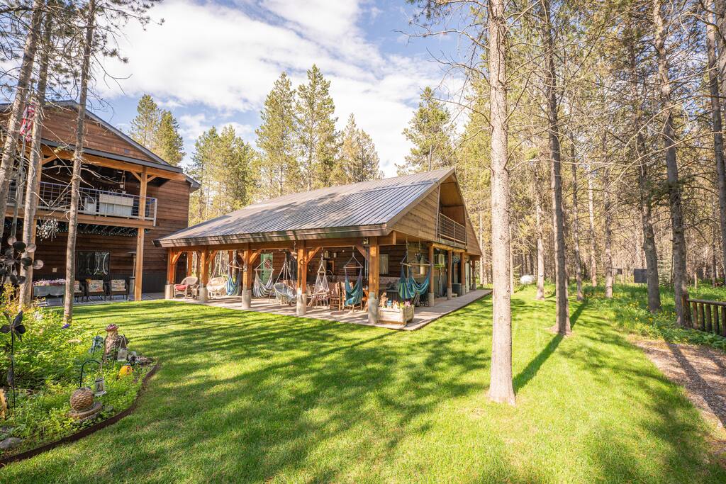 Cabin Retreat Near Yellowstone w/ Yard & Grill