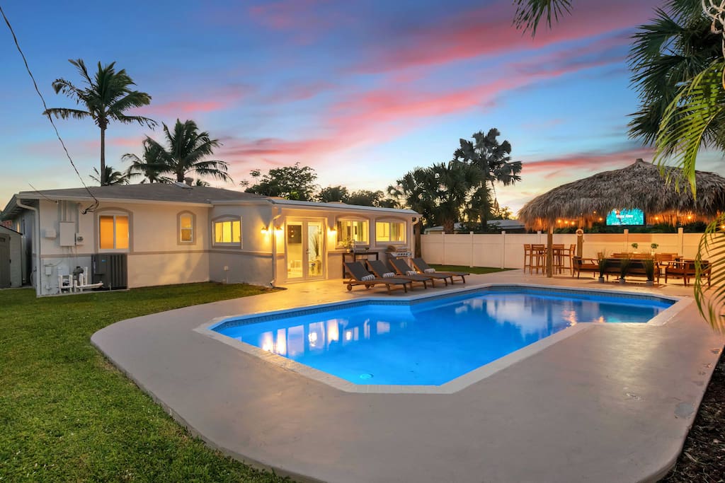 Stylish & Modern 4BR W/Tiki + Heated Pool, BBQ!