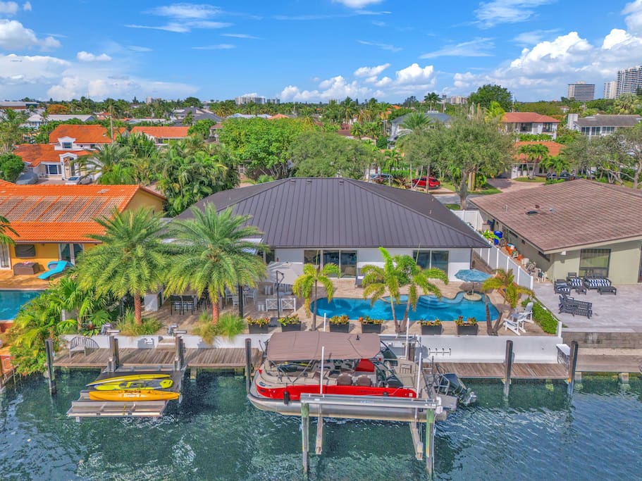 Waterfront 9Min Walk To Beach 4BR/3BA Heated Pool!