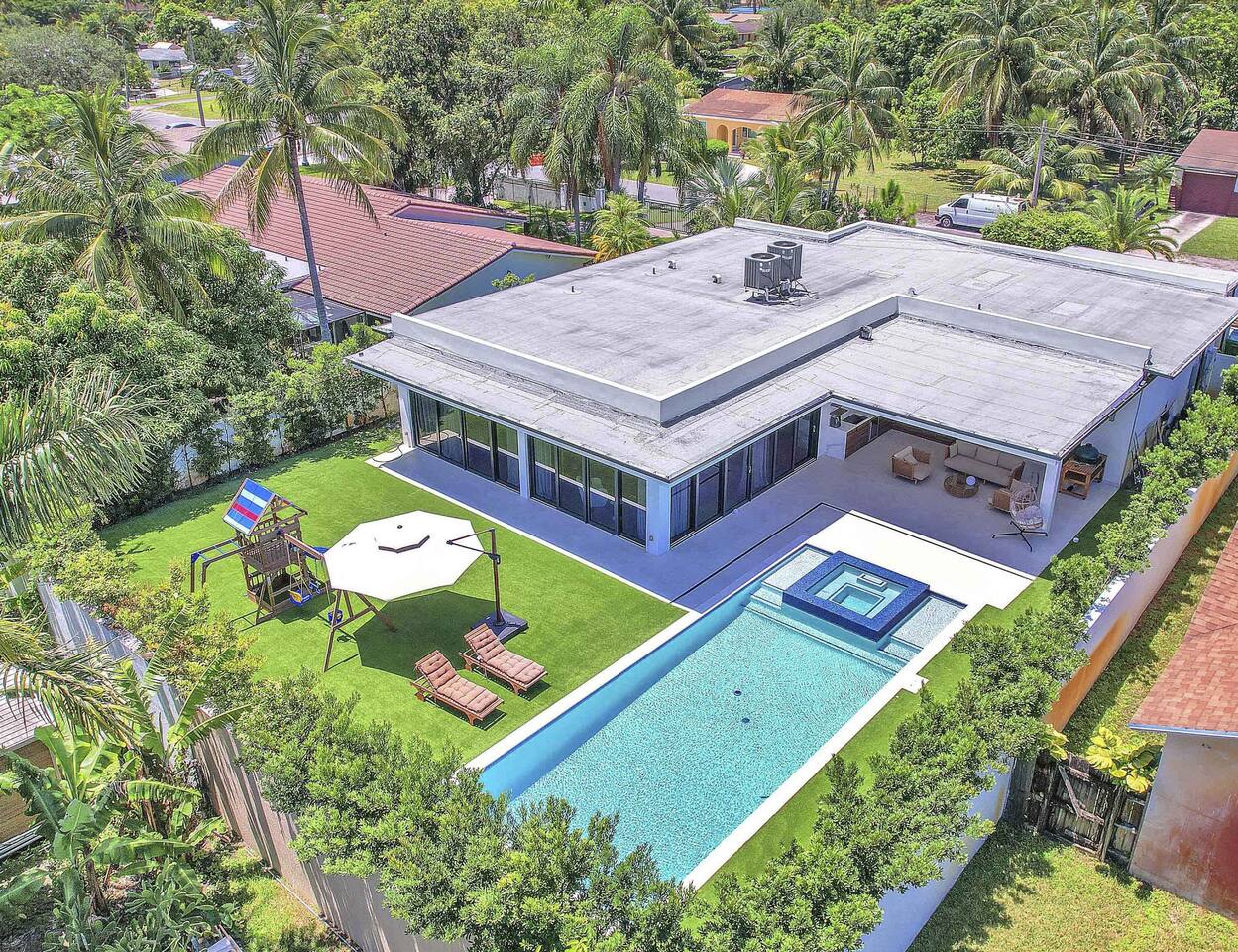 Miami Mansion 4BR2Suite Pool/Spa, Outdoor Kitchen