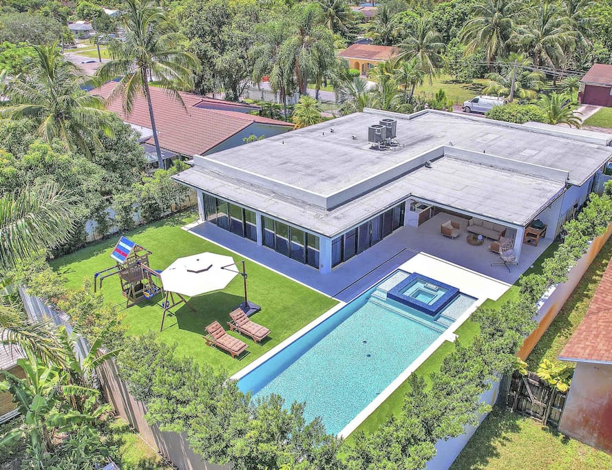 Miami Mansion 4BR2Suite Pool/Spa, Outdoor Kitchen