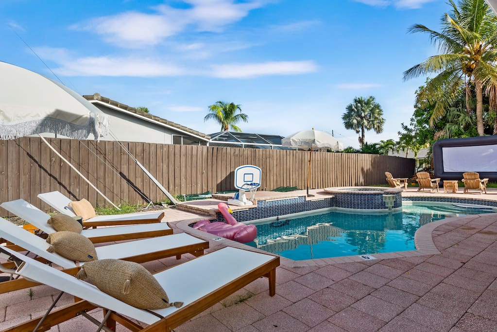 Fantastic 3BR2BA Heated Pool+Games 2Miles To Beach