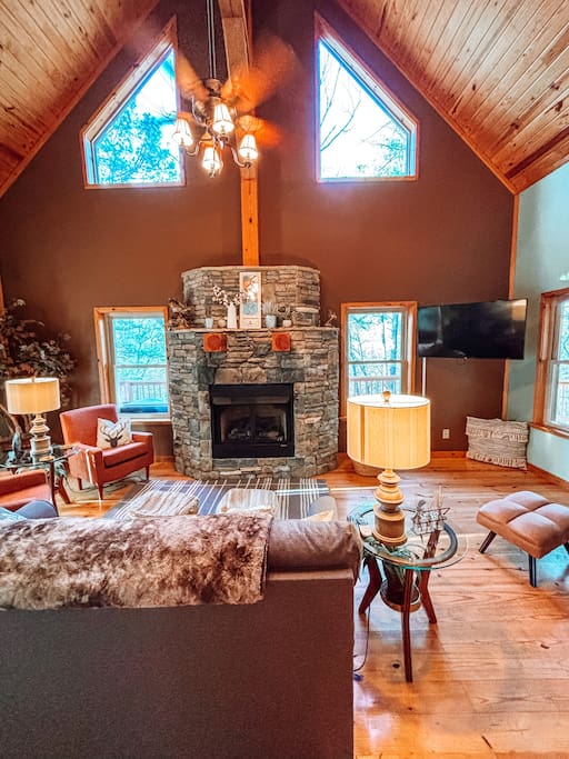 Lake Ouachita Cabin | Boat Rentals|Crystals & More
