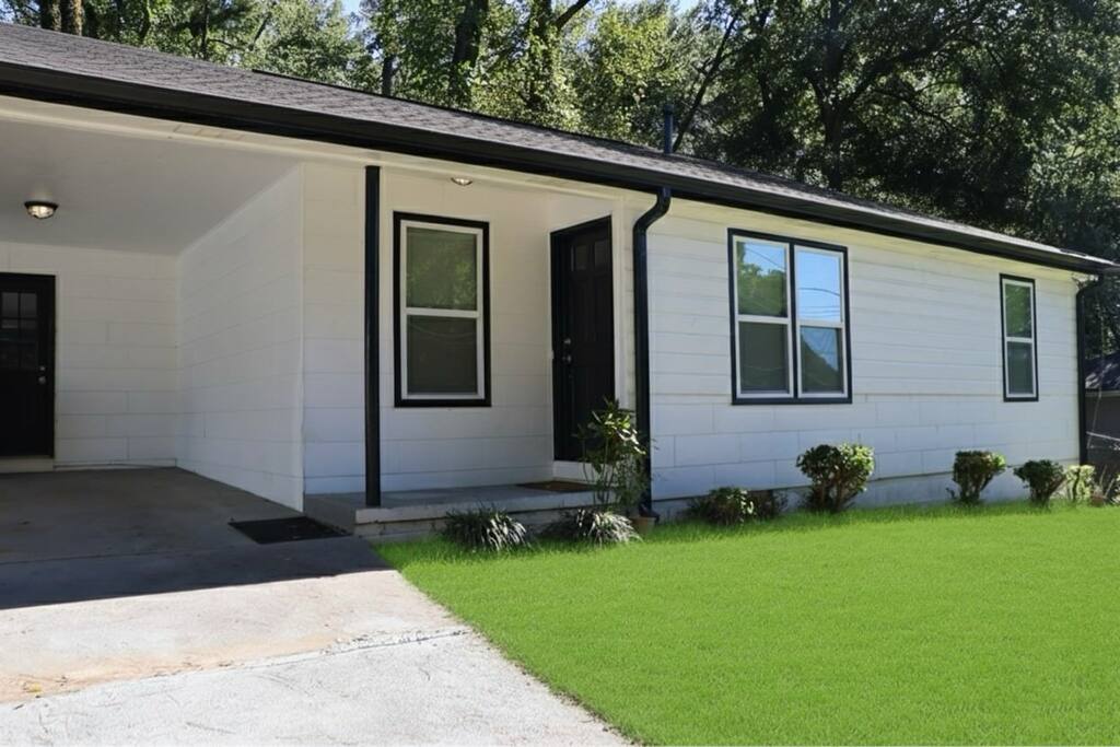 The Gallery ATL - Artful Sunroom Escape