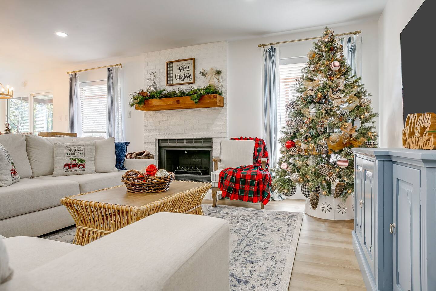 Elegant 5BR w/ Private Pool, Dock and Game Room