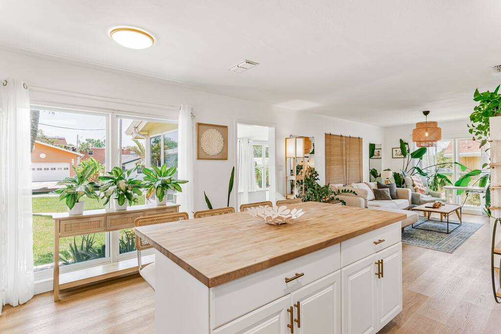 Cozy & Bright 2BR Home-5 Min to Indian Rocks Beach
