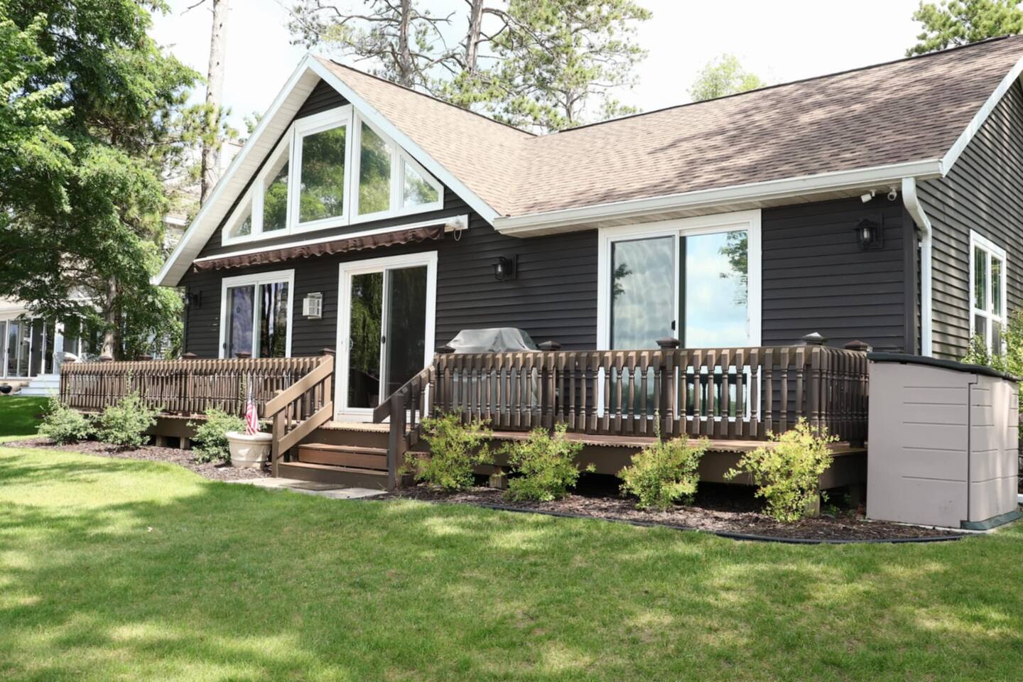 Beautiful Lakeside Home on Silver Lake - Holiday Home