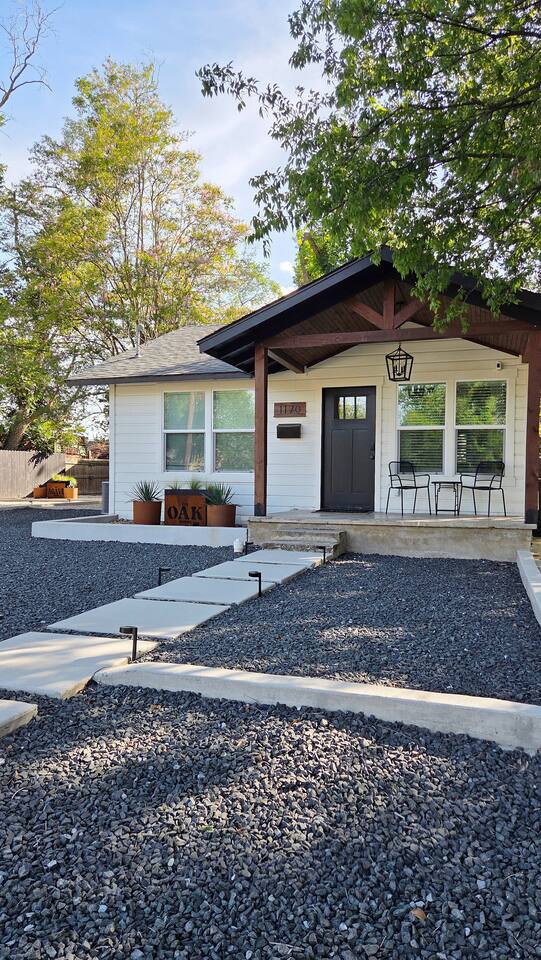 Stay at The Oak - Downtown New Braunfels Getaway