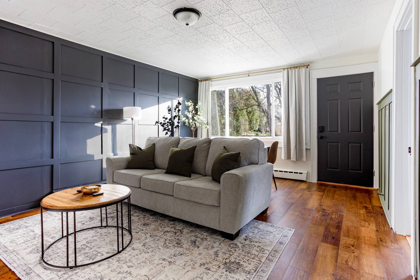 Lockport Farmhouse: Private Entry+Parking By Door