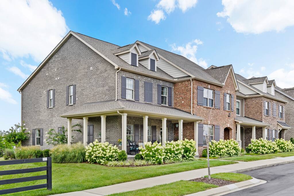 Gallatin Gem | Sleeps 10 + Pool & Music Nearby