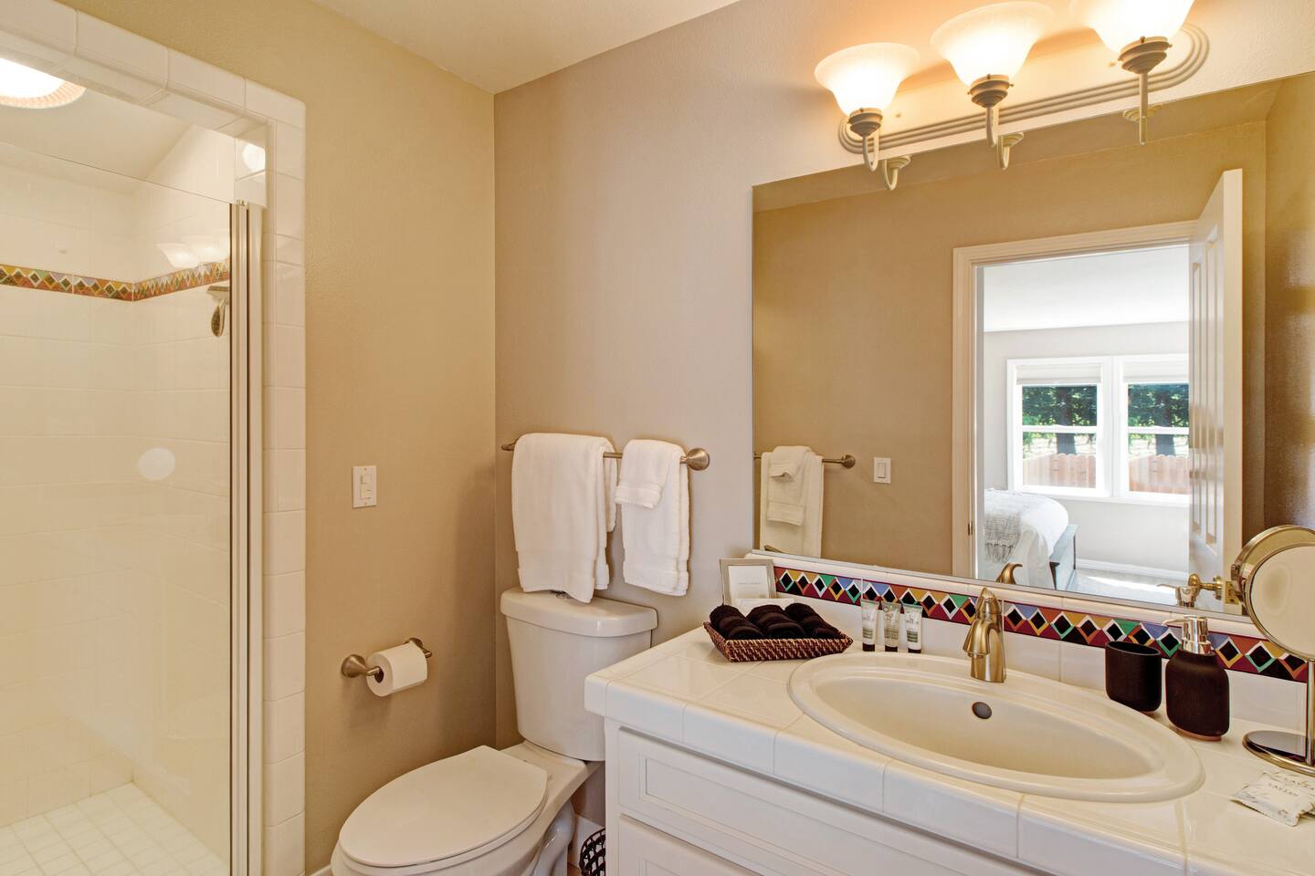 Bathroom 4, attached to Bedroom 4