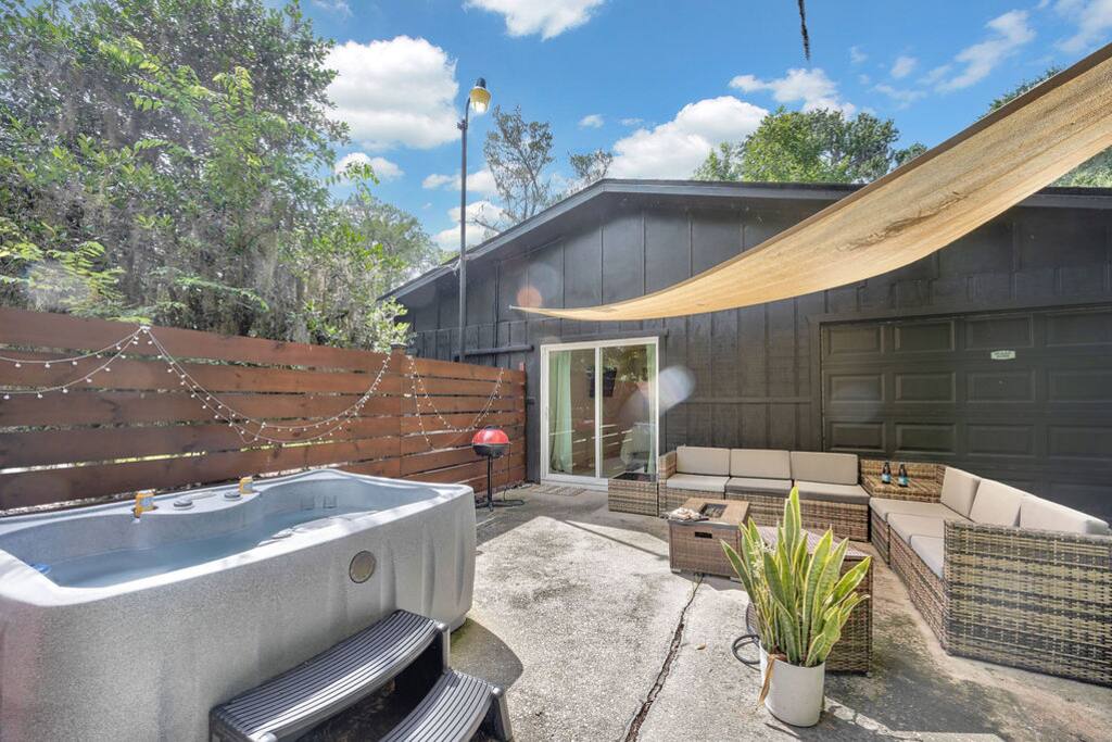 Cozy Guest House w Hot Tub, Firepit & Private