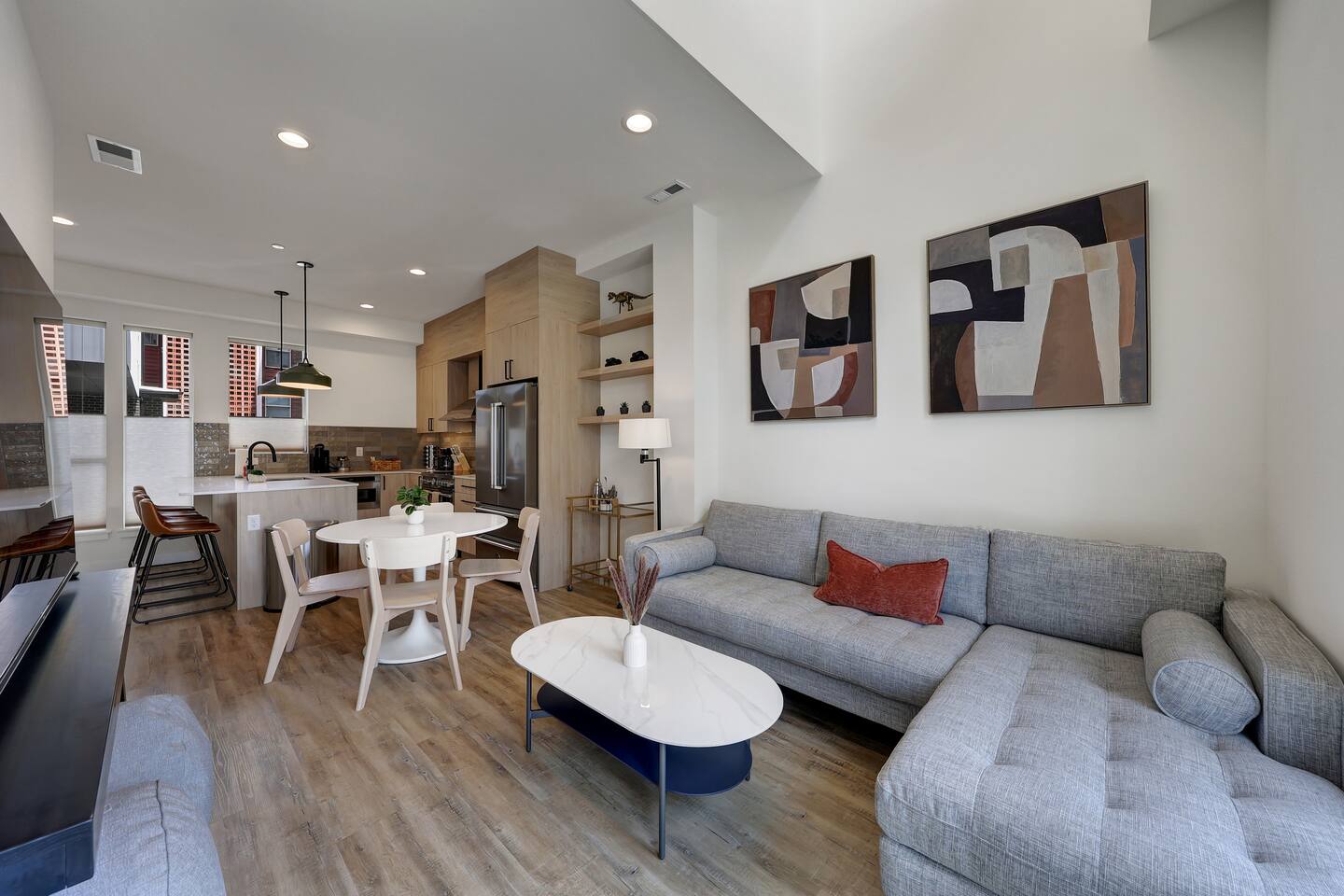 Parking x2, King Beds, AC - Walk to Everything!