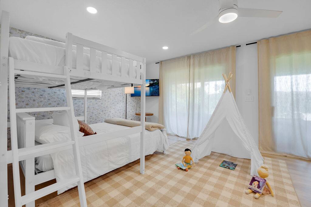 Cozy Cottage, Hot Tub, Firepit, Near Beach Access