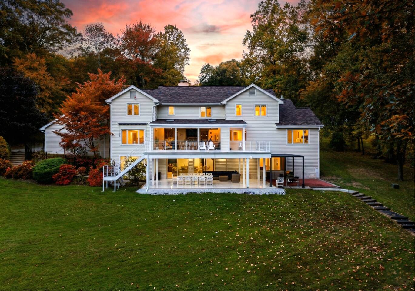 Sleeps 17 - Lakeshore Crest Estate