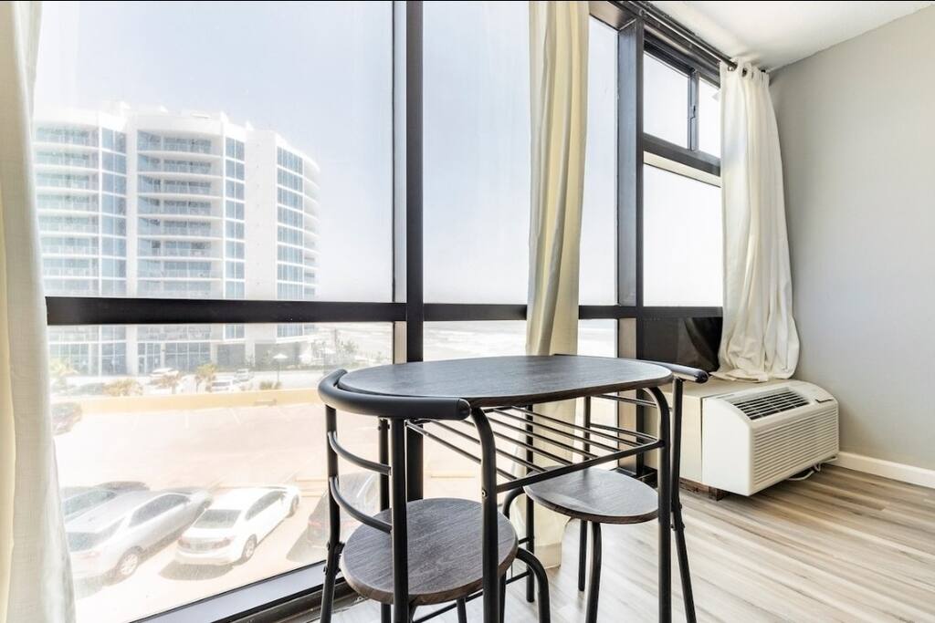 Oceanview newly renovated w/pool & tiki bar