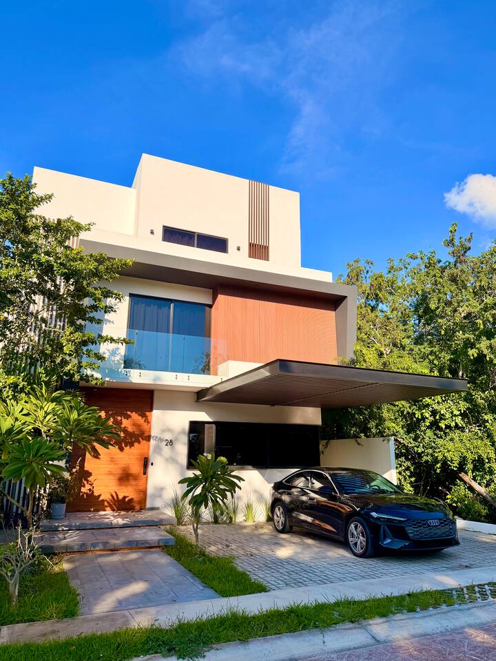 Shark Villa- 5 Bedroom- Heated Pool- Movie Theater