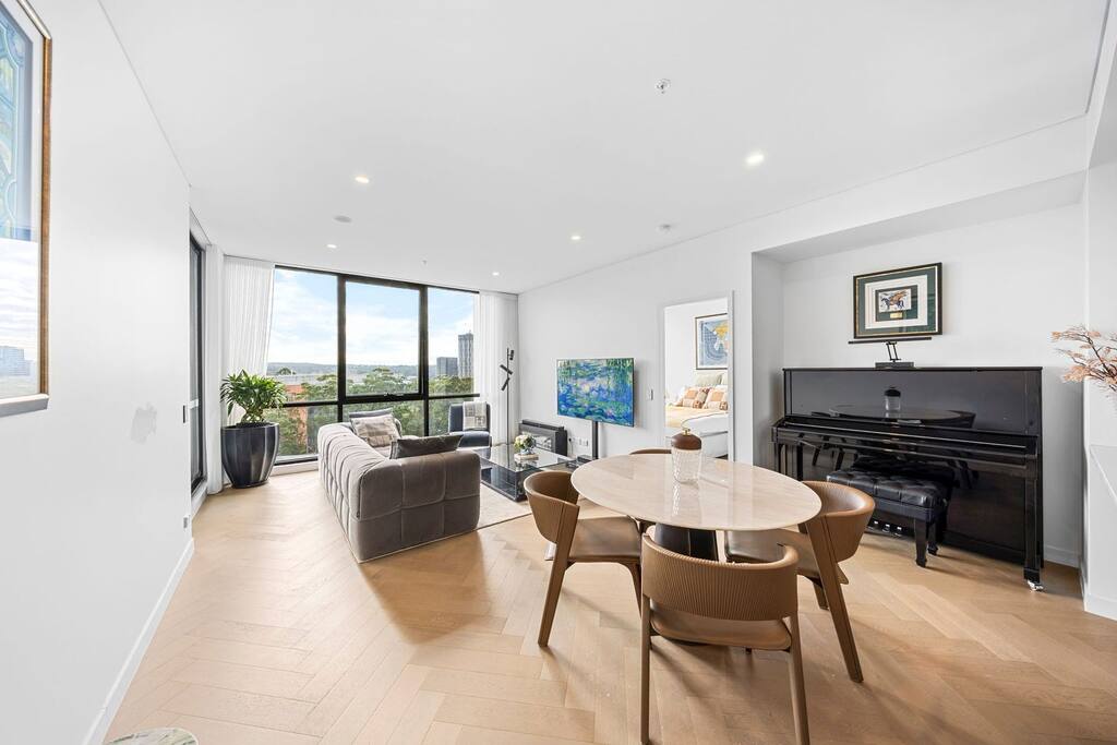 Stylish 3BR w/ Views & 5mins to Macquarie centre