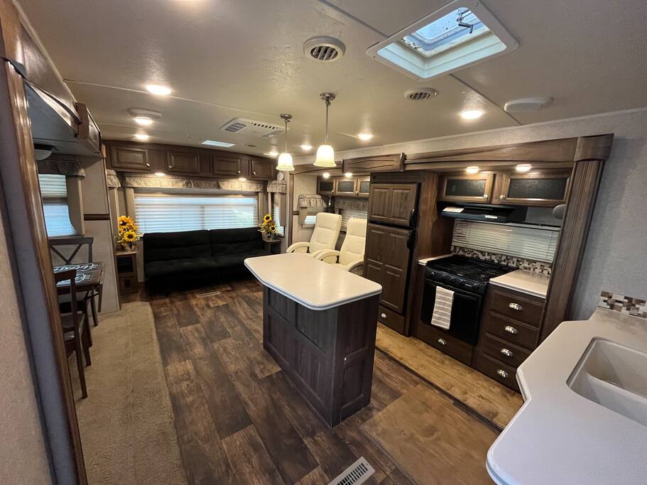 Country Glamper with fireplace • hot tub • fire pt