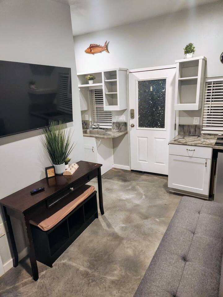 Red Roof Cottage 2 •hot tub• fire pit• cold plunge