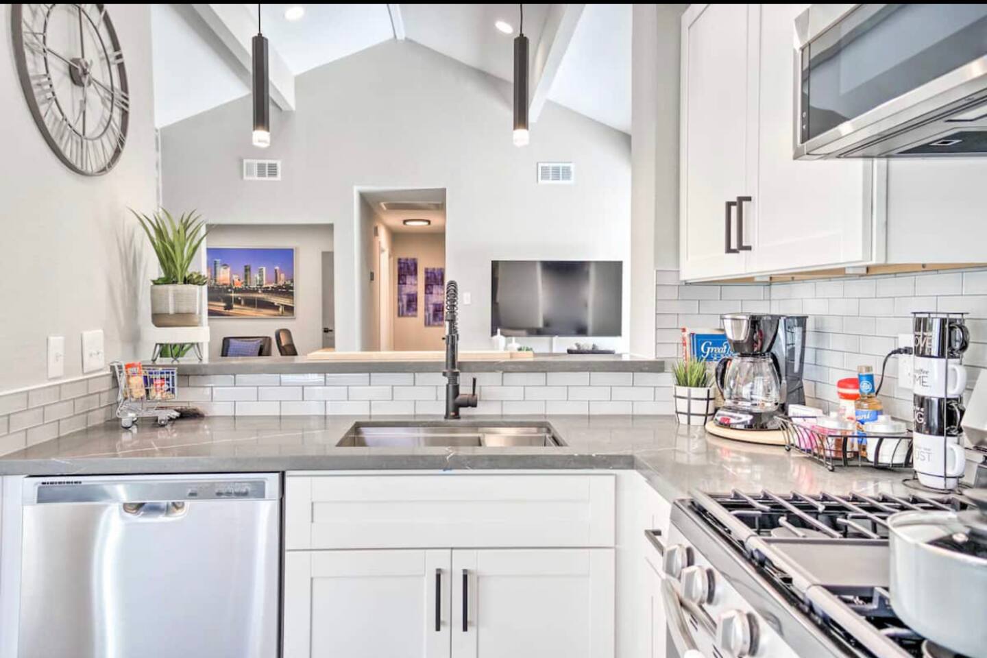 King Bed + Office & SUPER Fast WiFi + Stylish Stay