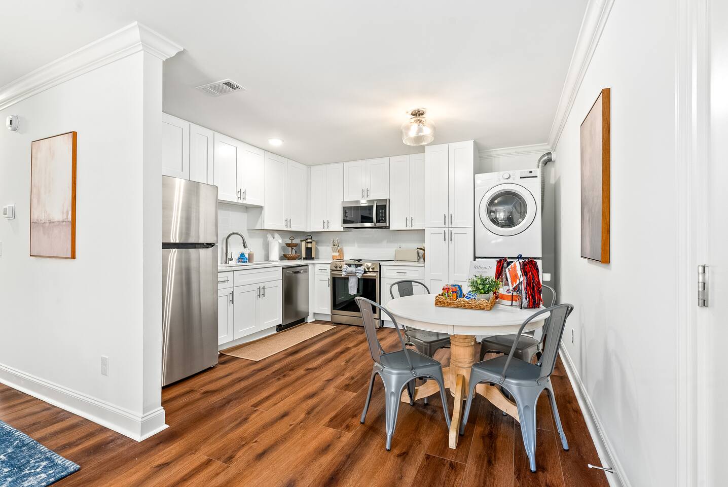 2/2 • Walk to Campus • Free Parking • Full Kitchen