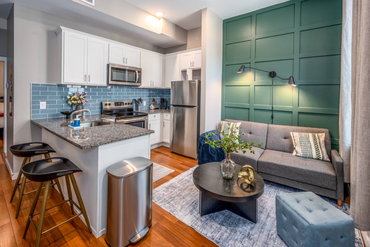 OTR+2 Lux Queen Beds+Sleeps 5ppl+Light Rail+Wifi