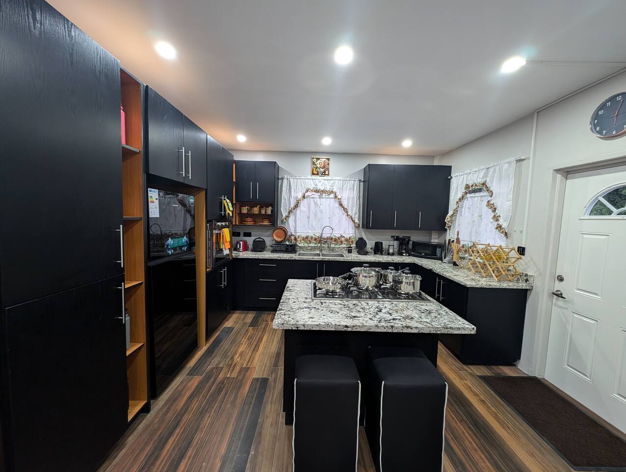 Deity Divine | 10 min from UVF | Full Kitchen