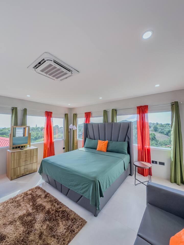 " Kozmik Sensetionz " | Balcony | 12min from UVF