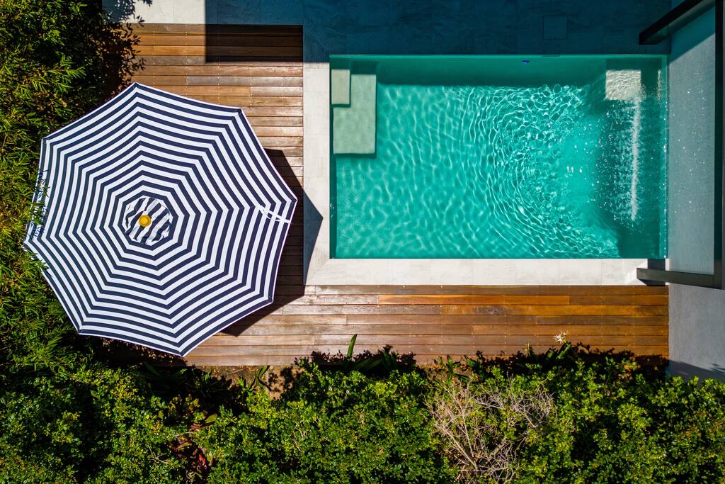 Exquisite Noosa pool view beach